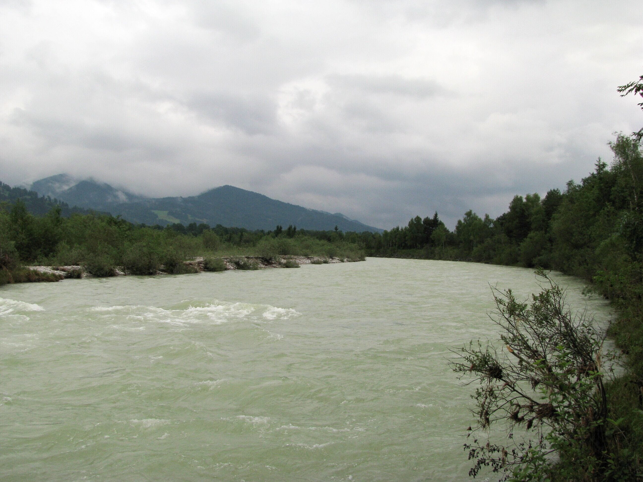 Die Isar südlich von Bad Tölz bei Untergries in der Gemeinde Gaißach.