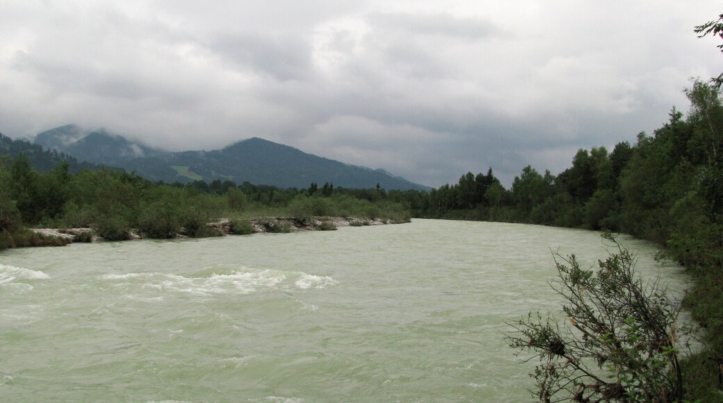 Die Isar südlich von Bad Tölz bei Untergries in der Gemeinde Gaißach.