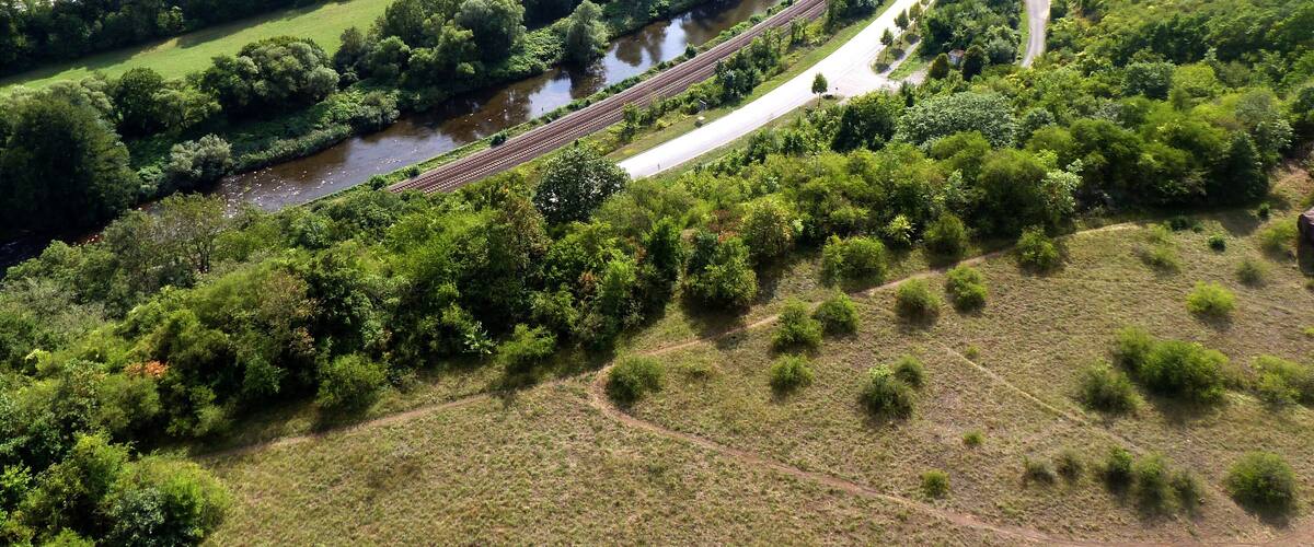 Blick vom Nahe-Skywalk in Hochstetten-Dhaun/Ortsteil St. Johannisberg auf das Nahetal in Richtung Kirn