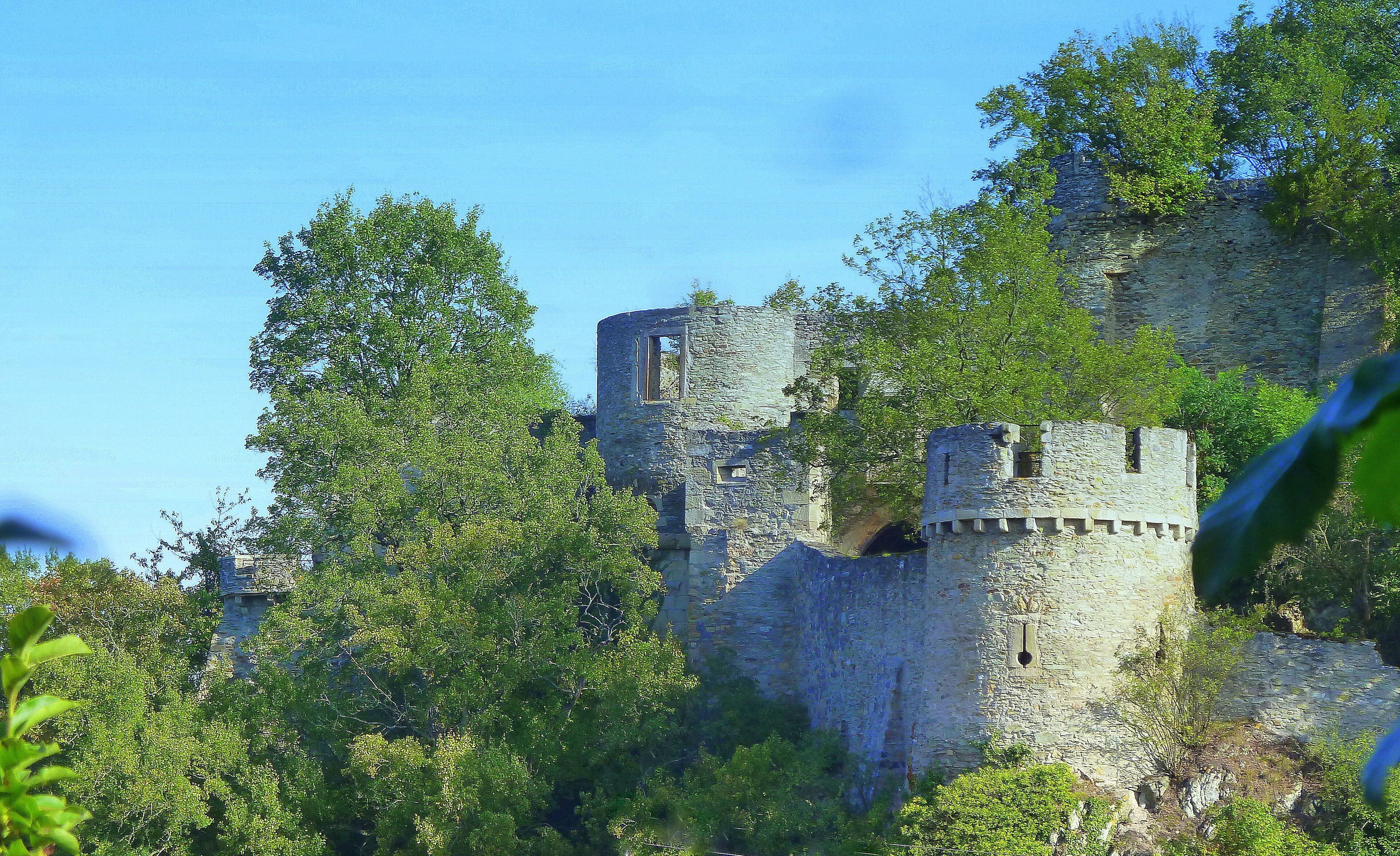 Hochstetten-Dhaun – Außenanlage Schloss Dhaun von der Kirner Straße aus gesehen