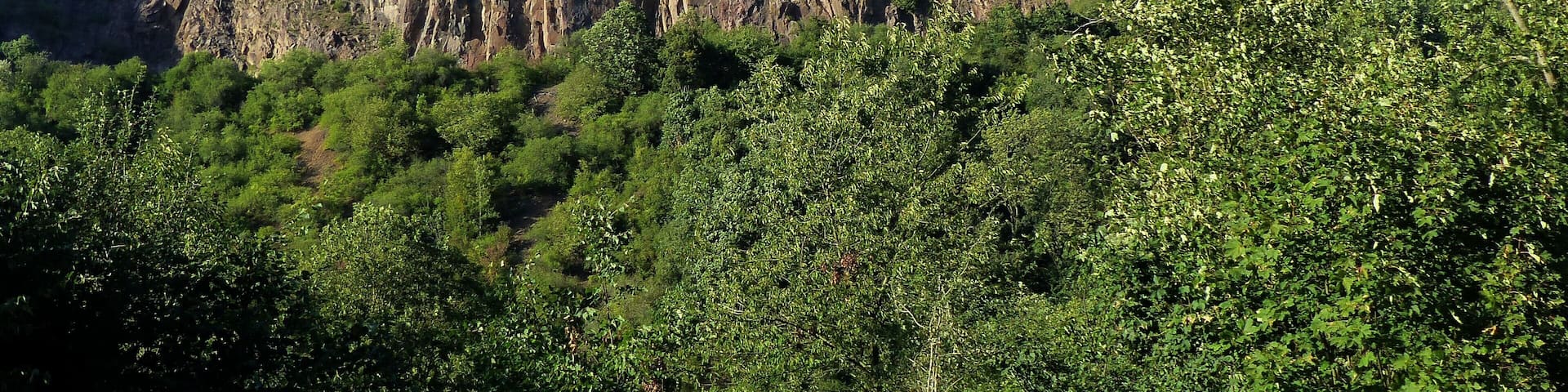 Die 60 m hohe Felswand bei Hochstetten-Dhaun/Ortsteil St. Johannisberg