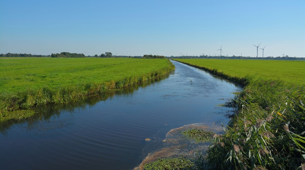 Der "Ut Wettern" in der Gemeinde Kudensee. Er entwässert den See "Brake" in den Nord-Ostsee-Kanal.
