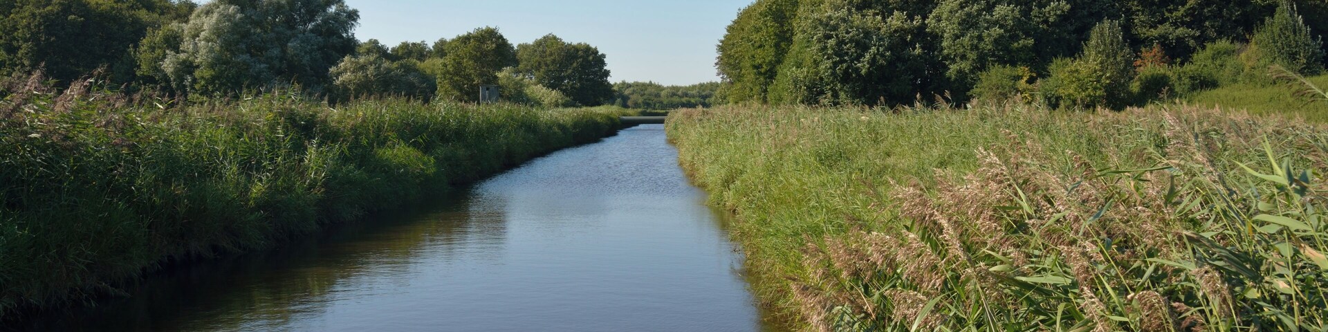 Der "Ut Wettern" in der Gemeinde Kudensee. Er entwässert den See "Brake" in den Nord-Ostsee-Kanal.