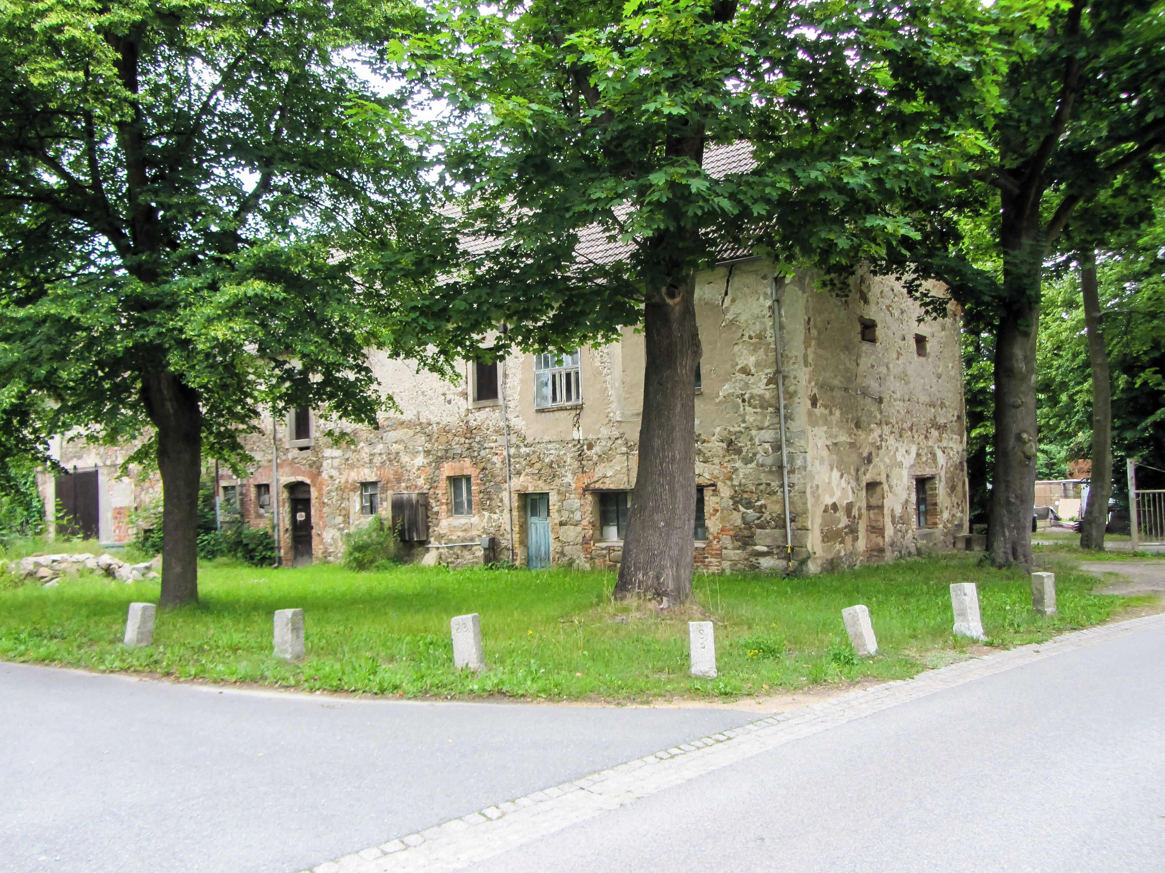 Kilometersteine aufgestellt als Steinsammlung vor Schloss Buchholz