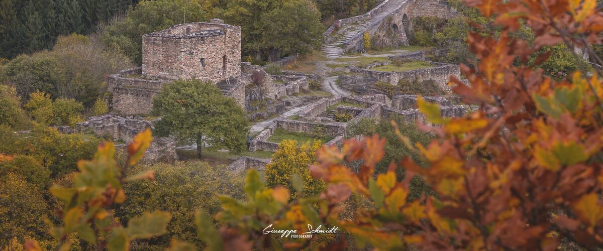 A great and little-known ruin in the middle of nowhere. Don't miss it if you are around this area. Even in fall there are wonderful colors everywhere around this object.