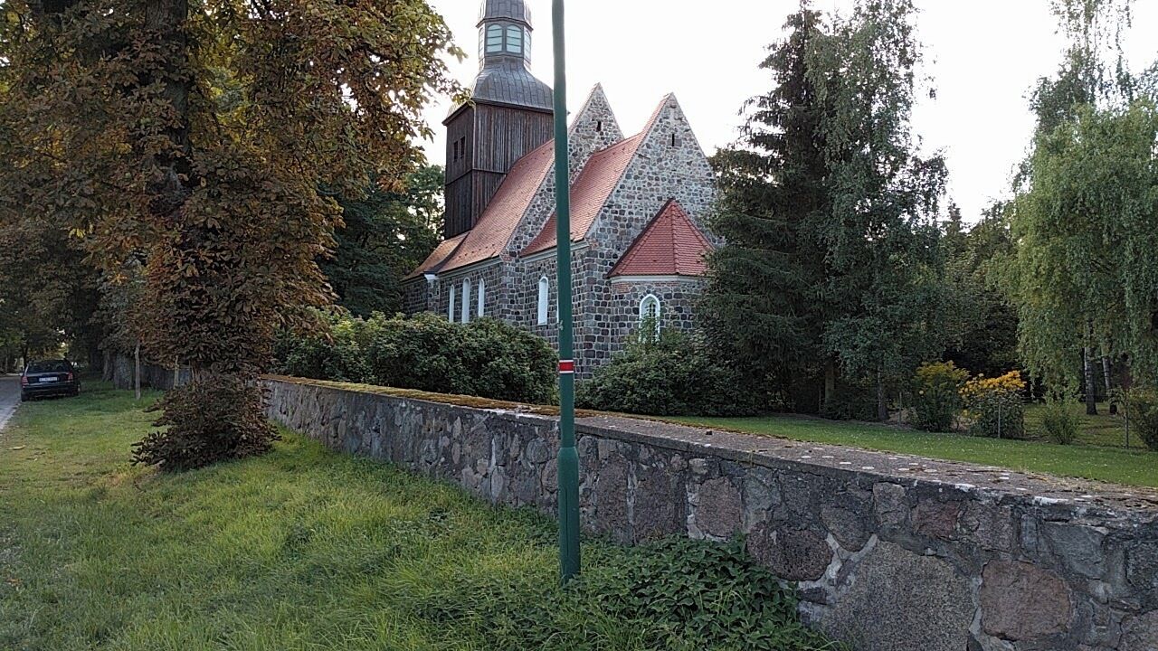 Evangelische Dorfkirche in Schönfeld, Uckermark, Feldsteinbau, 2. Hälfte des 13. Jahrhunderts, 1991/92 restauriert.