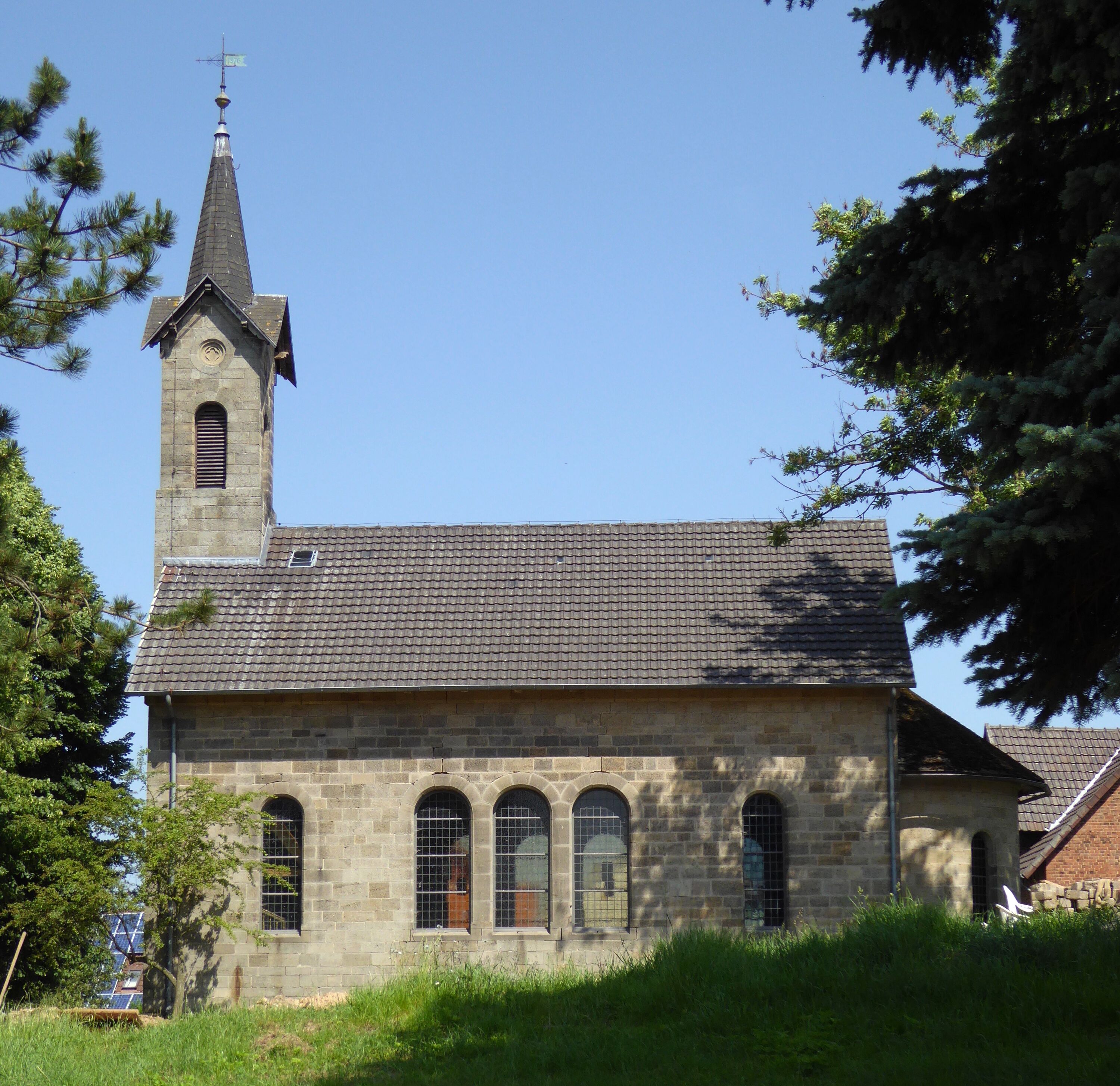 Südansicht der ev.-luth. Kirche in Imbsen, Gemeinde Niemetal, Landkreis Göttingen, Südniedersachsen. Erbaut 1860/61 durch Bodo von Stockhausen