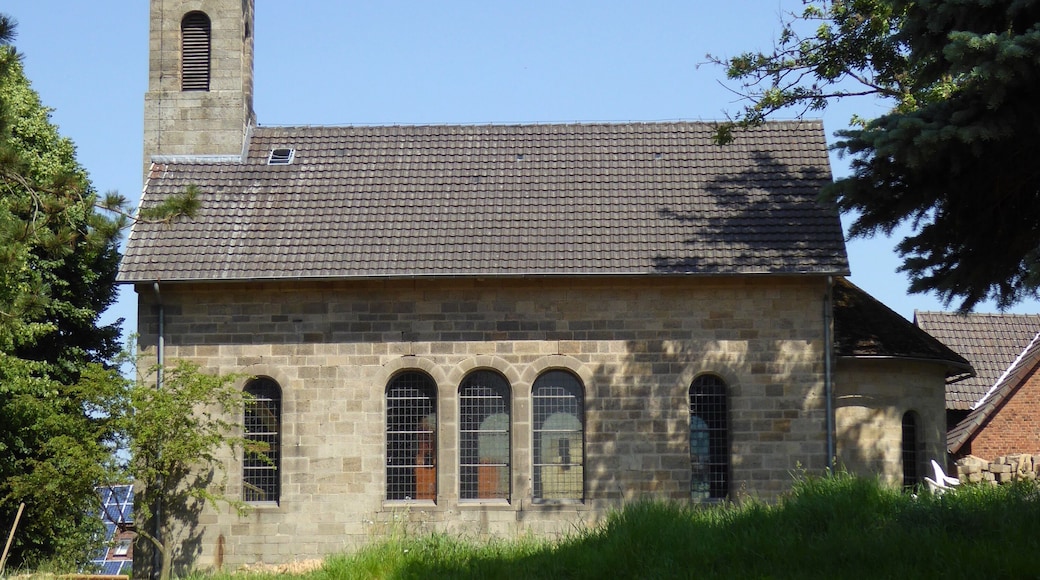 Südansicht der ev.-luth. Kirche in Imbsen, Gemeinde Niemetal, Landkreis Göttingen, Südniedersachsen. Erbaut 1860/61 durch Bodo von Stockhausen