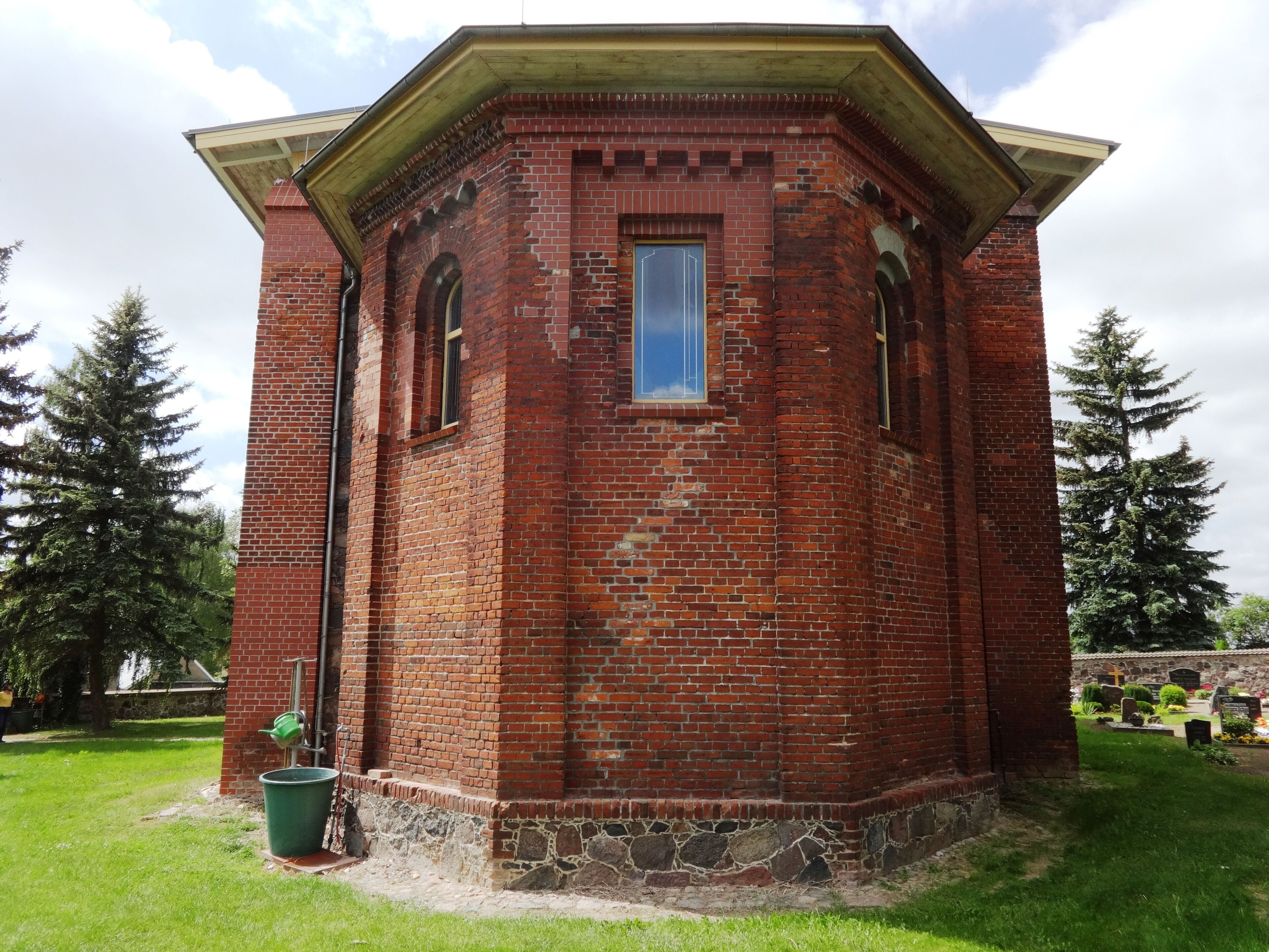 Die neuromanische Saalkirche in Niederjesar entstand 1859 nach Plänen von Friedrich-August Stüler. Im Zweiten Weltkrieg wurde der Turm gesprengt und das Bauwerk verfiel. Nach der Wende wurde die Kirche gesichert, instandgesetzt und umgebaut. Sie dient seit 2002 als kommunales und kirchliches Zentrum.