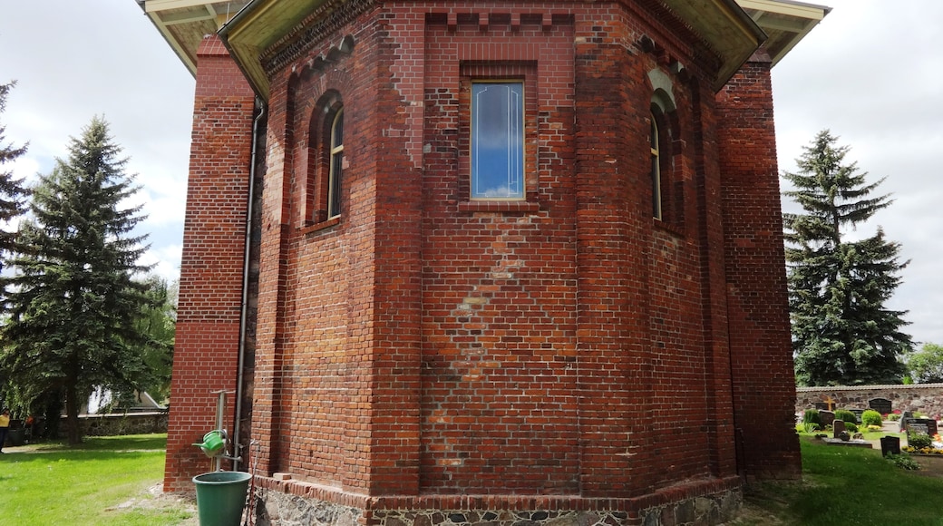 Die neuromanische Saalkirche in Niederjesar entstand 1859 nach Plänen von Friedrich-August Stüler. Im Zweiten Weltkrieg wurde der Turm gesprengt und das Bauwerk verfiel. Nach der Wende wurde die Kirche gesichert, instandgesetzt und umgebaut. Sie dient seit 2002 als kommunales und kirchliches Zentrum.