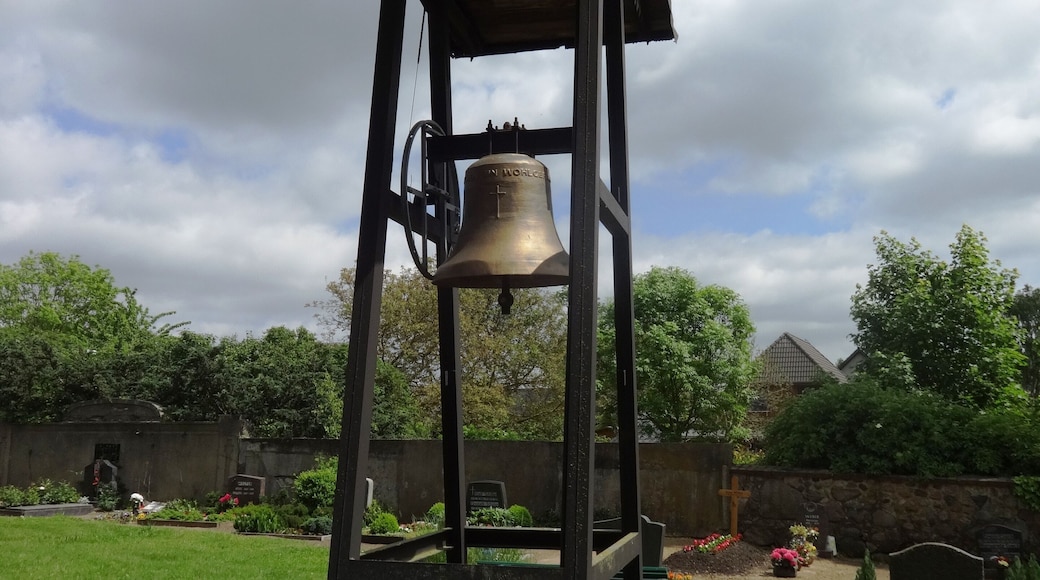 Die neuromanische Saalkirche in Niederjesar entstand 1859 nach Plänen von Friedrich-August Stüler. Im Zweiten Weltkrieg wurde der Turm gesprengt und das Bauwerk verfiel. Nach der Wende wurde die Kirche gesichert, instandgesetzt und umgebaut. Sie dient seit 2002 als kommunales und kirchliches Zentrum.