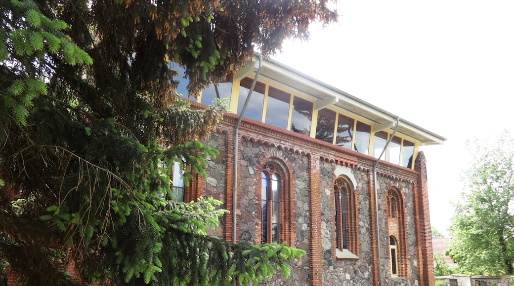 Die neuromanische Saalkirche in Niederjesar entstand 1859 nach Plänen von Friedrich-August Stüler. Im Zweiten Weltkrieg wurde der Turm gesprengt und das Bauwerk verfiel. Nach der Wende wurde die Kirche gesichert, instandgesetzt und umgebaut. Sie dient seit 2002 als kommunales und kirchliches Zentrum.