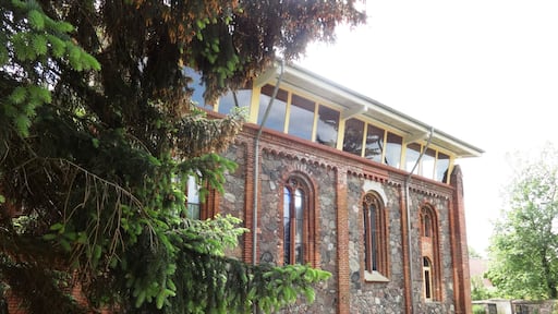 Die neuromanische Saalkirche in Niederjesar entstand 1859 nach Plänen von Friedrich-August Stüler. Im Zweiten Weltkrieg wurde der Turm gesprengt und das Bauwerk verfiel. Nach der Wende wurde die Kirche gesichert, instandgesetzt und umgebaut. Sie dient seit 2002 als kommunales und kirchliches Zentrum.