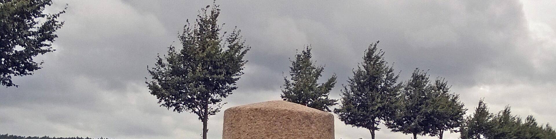 mecklenburgischer Meilenstein (Rundsockelstein) an der B 192 in Penkow