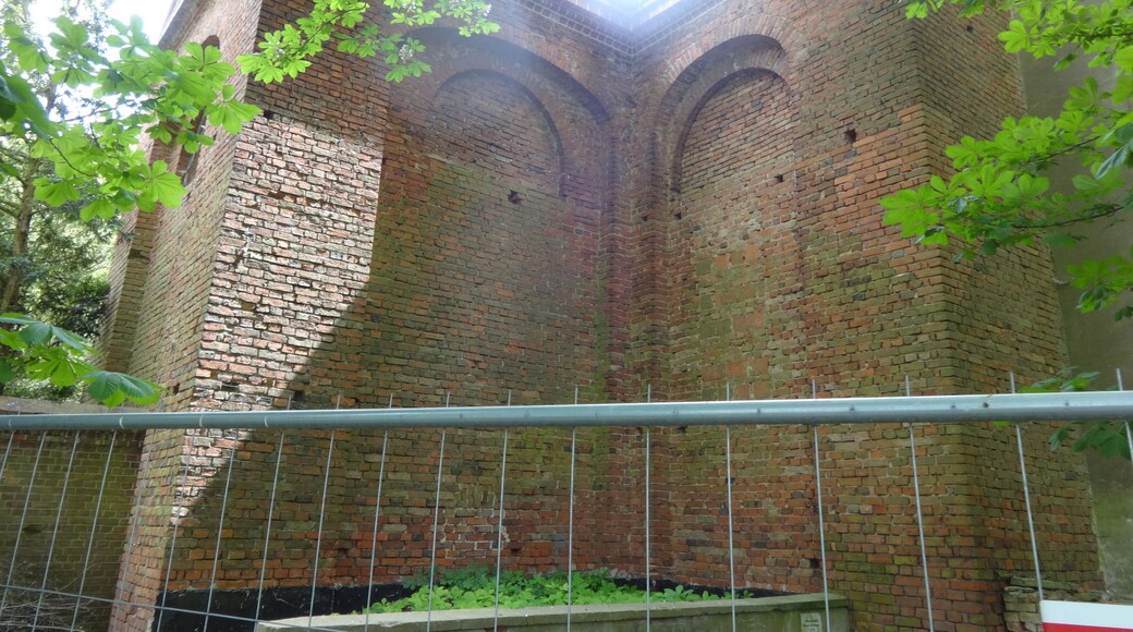 Die Dorfkirche in Hohenjesar ist eine Saalkirche, die in den Jahren 1721 bis 1723 auf dem Fundament eines mittelalterlichen Vorgängerbaus entstand. Im Zweiten Weltkrieg wurde das Bauwerk stark beschädigt und verfiel in den darauffolgenden Jahrzehnten. Zwar konnte die Kirchengemeinde den Turm im Jahr 1965 instandsetzen, das Dach wurde jedoch abgetragen und 2007 durch ein Notdach ersetzt. Seit Anfang des 21. Jahrhunderts bemüht sich ein Heimatverein um die Wiederherstellung.