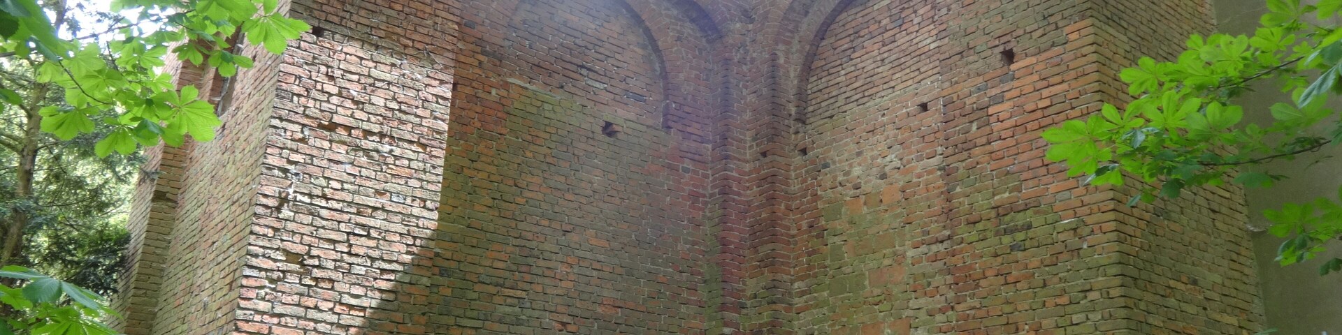 Die Dorfkirche in Hohenjesar ist eine Saalkirche, die in den Jahren 1721 bis 1723 auf dem Fundament eines mittelalterlichen Vorgängerbaus entstand. Im Zweiten Weltkrieg wurde das Bauwerk stark beschädigt und verfiel in den darauffolgenden Jahrzehnten. Zwar konnte die Kirchengemeinde den Turm im Jahr 1965 instandsetzen, das Dach wurde jedoch abgetragen und 2007 durch ein Notdach ersetzt. Seit Anfang des 21. Jahrhunderts bemüht sich ein Heimatverein um die Wiederherstellung.