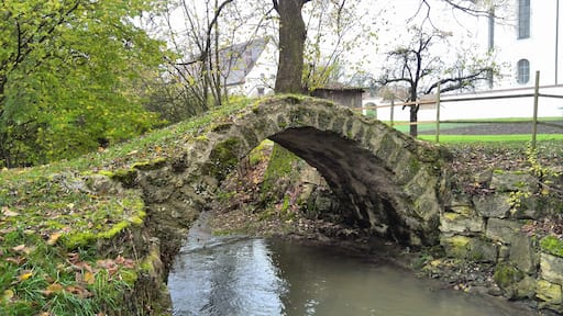 Sehr alte Natursteinbogenbrücke