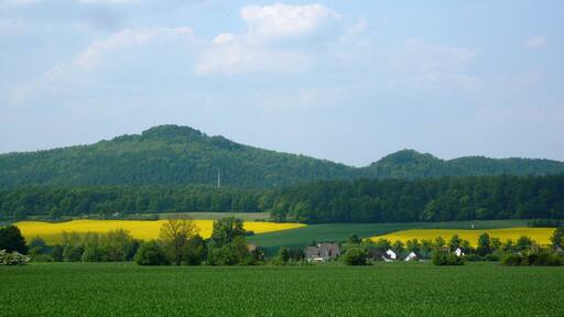 Großer Everstein (höchste Erhebung, links) und Kleiner Everstein (zweithöchste Erhebung, rechts davon). Blick von Südosten vom Heidbrink über Arholzen.