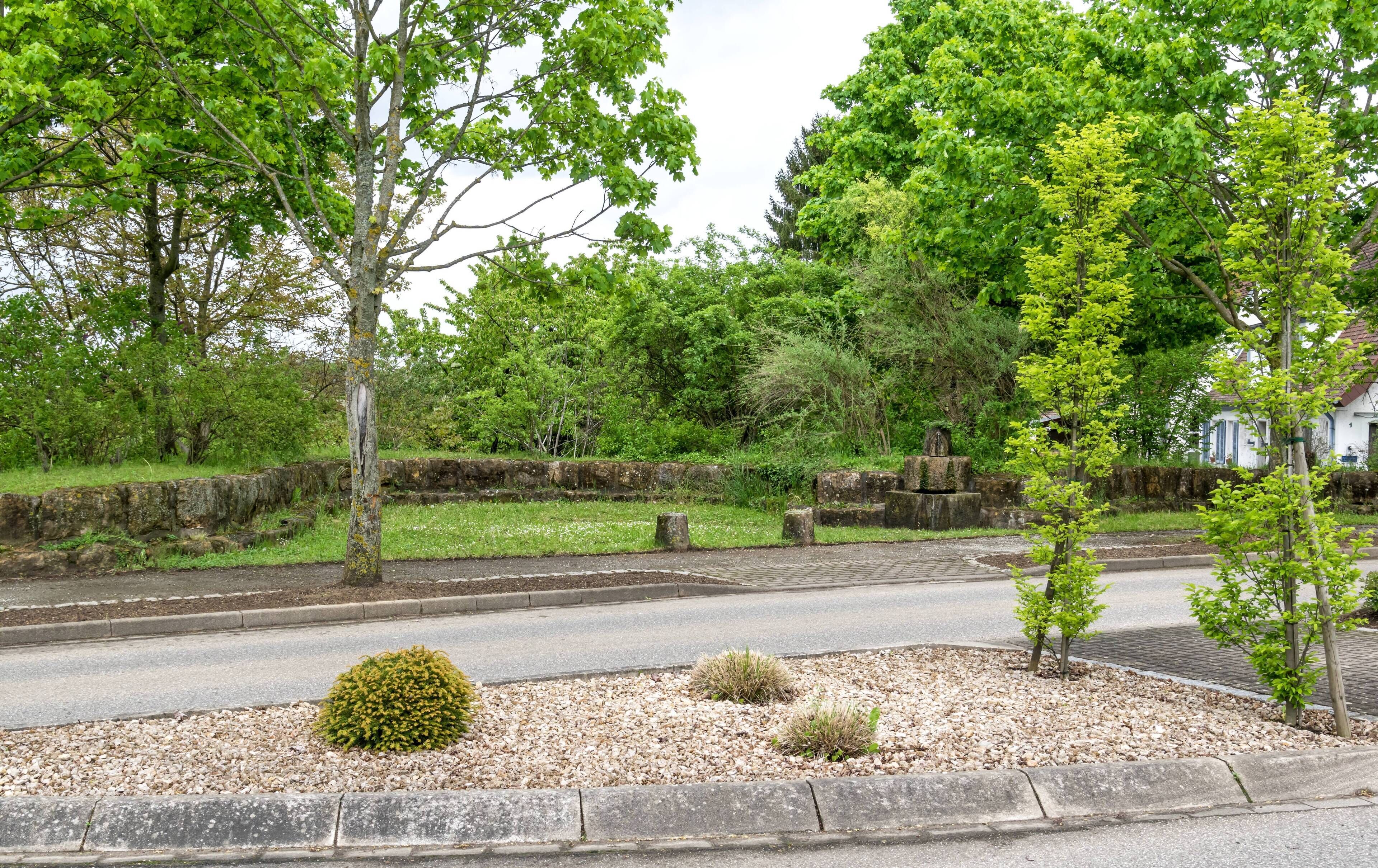 Bilder aus Ebringen Parkanlage am Ortseingang von Ebringen von Wolfenweiler kommend.