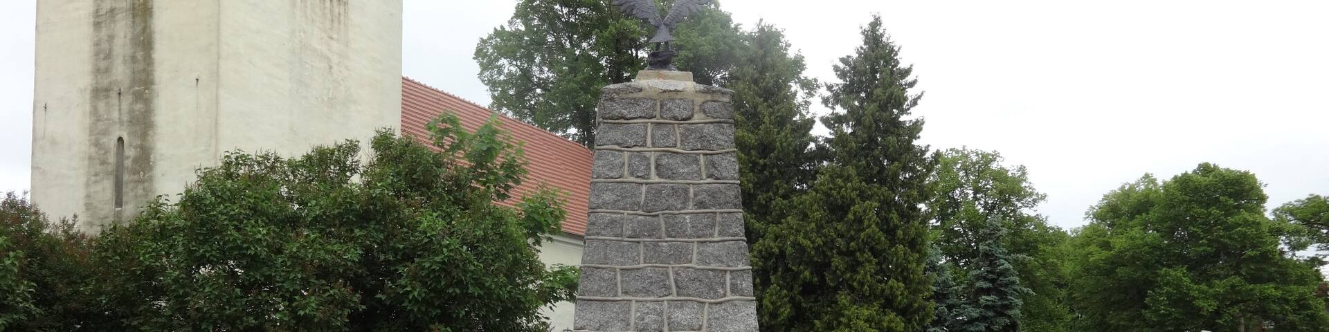 Die Saalkirche in Libbenichen entstand im Jahr 1736 auf den Resten eines mittelalterlichen Vorgängerbaus. Bei Instandsetzungsarbeiten nach dem Zweiten Weltkrieg legten Handwerker die Reste eine mittelalterlichen Ausmalung frei. Der Kanzelkorb stammt aus der ersten Hälfte des 19. Jahrhunderts.