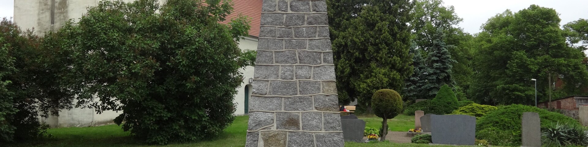 Die Saalkirche in Libbenichen entstand im Jahr 1736 auf den Resten eines mittelalterlichen Vorgängerbaus. Bei Instandsetzungsarbeiten nach dem Zweiten Weltkrieg legten Handwerker die Reste eine mittelalterlichen Ausmalung frei. Der Kanzelkorb stammt aus der ersten Hälfte des 19. Jahrhunderts.