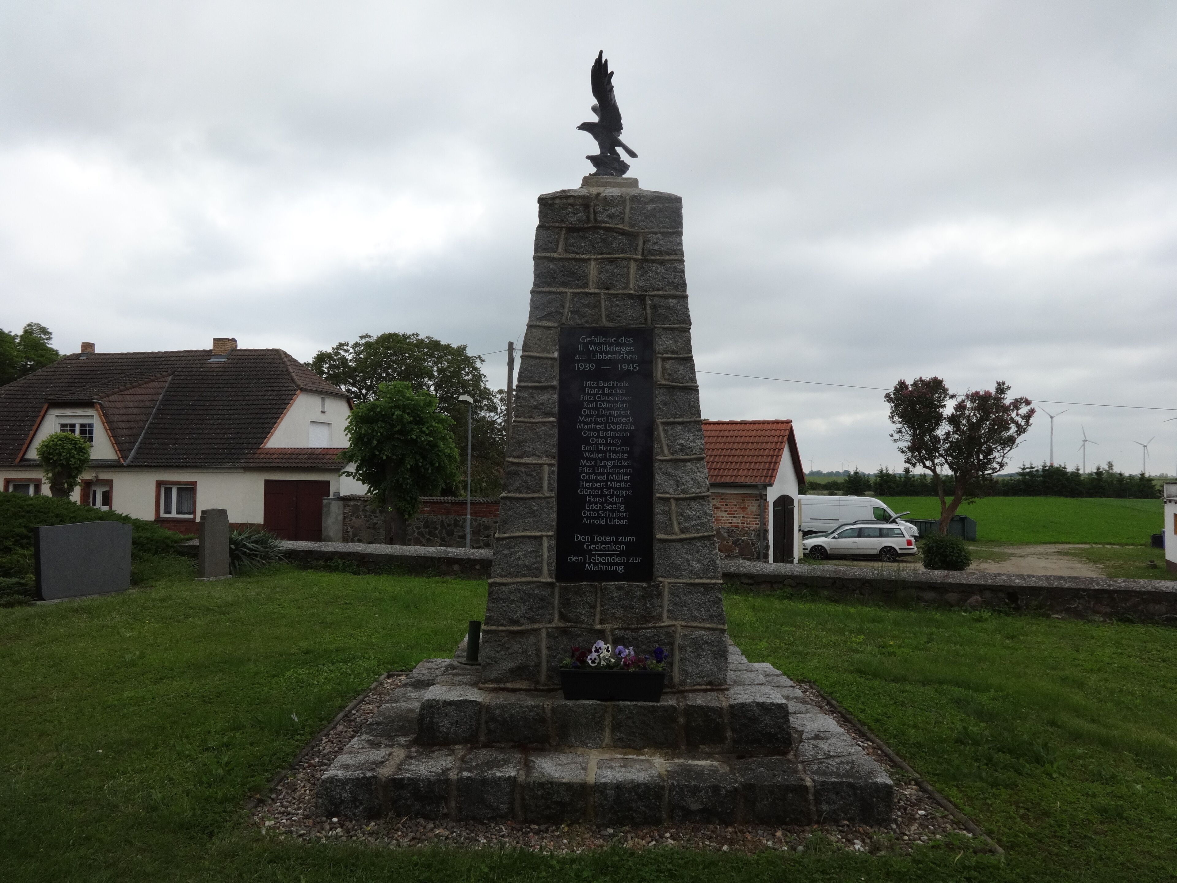 Die Saalkirche in Libbenichen entstand im Jahr 1736 auf den Resten eines mittelalterlichen Vorgängerbaus. Bei Instandsetzungsarbeiten nach dem Zweiten Weltkrieg legten Handwerker die Reste eine mittelalterlichen Ausmalung frei. Der Kanzelkorb stammt aus der ersten Hälfte des 19. Jahrhunderts.