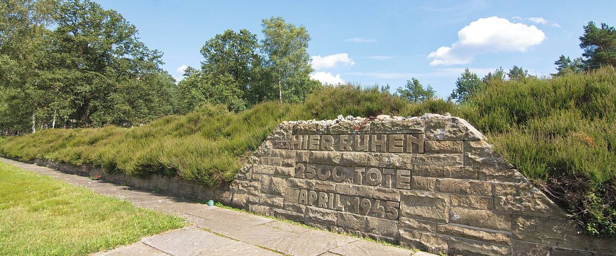 Die Gedenkstätte an das KZ Bergen-Belsen liegt an der Straße zwischen Bergen, Belsen und Winsen/Aller, wo das nationalsozialistische Konzentrationslager Bergen-Belsen bestanden hat.