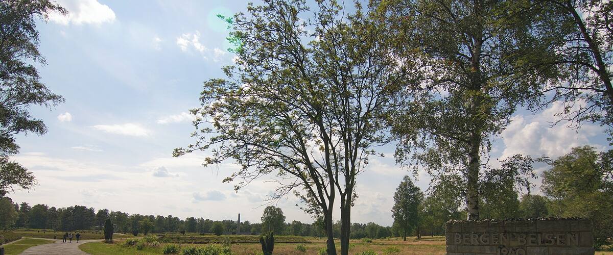 Die Gedenkstätte an das KZ Bergen-Belsen liegt an der Straße zwischen Bergen, Belsen und Winsen/Aller, wo das nationalsozialistische Konzentrationslager Bergen-Belsen bestanden hat.