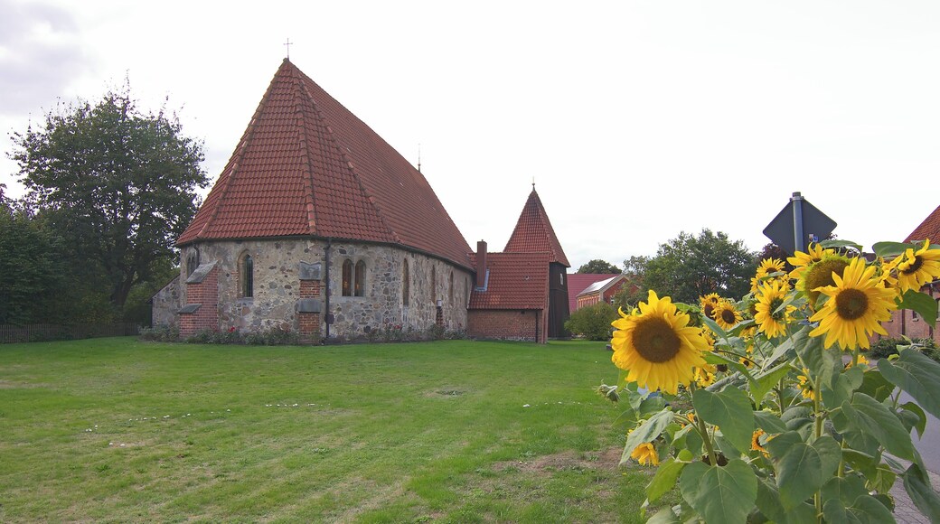 Die St.Marienkirche in Eldingen stammt aus dem 12. Jahrhundert und wurde als Feldsteinkirche errichtet