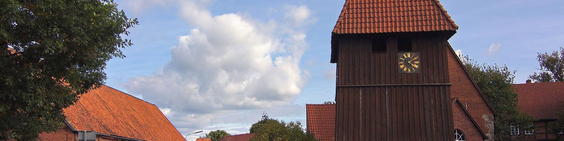Die St.Marienkirche in Eldingen stammt aus dem 12. Jahrhundert und wurde als Feldsteinkirche errichtet