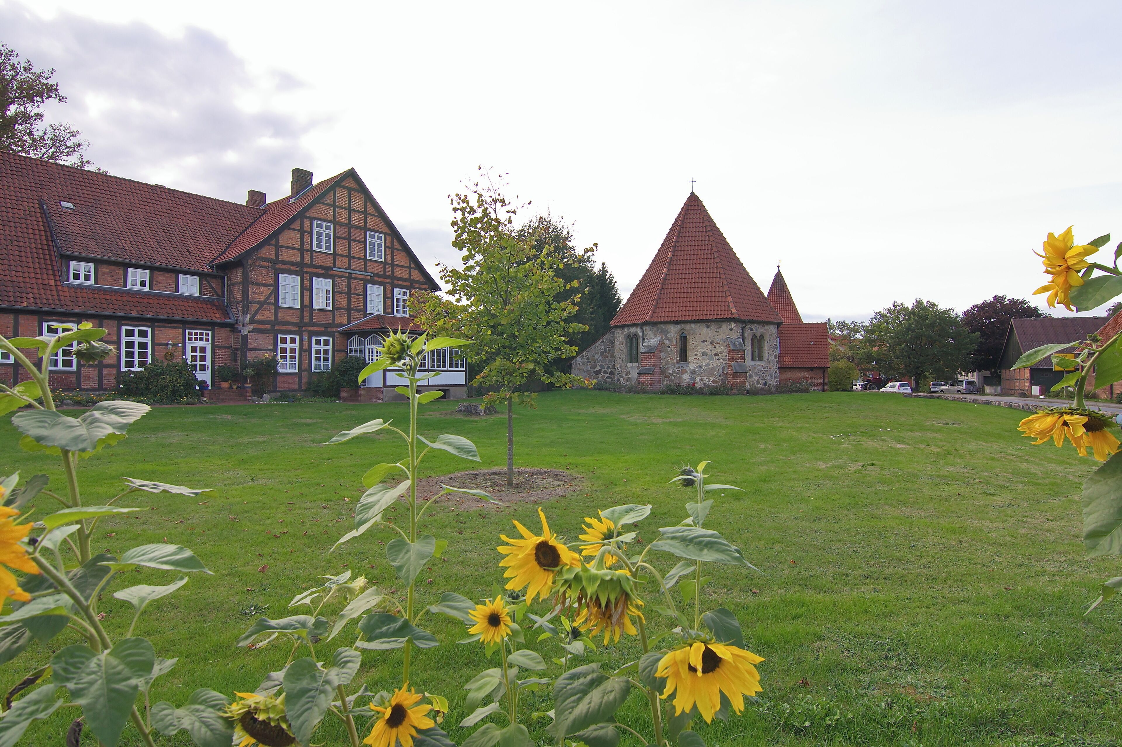 Die St.Marienkirche in Eldingen stammt aus dem 12. Jahrhundert und wurde als Feldsteinkirche errichtet