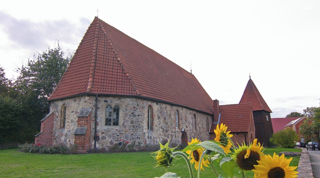 Die St.Marienkirche in Eldingen stammt aus dem 12. Jahrhundert und wurde als Feldsteinkirche errichtet