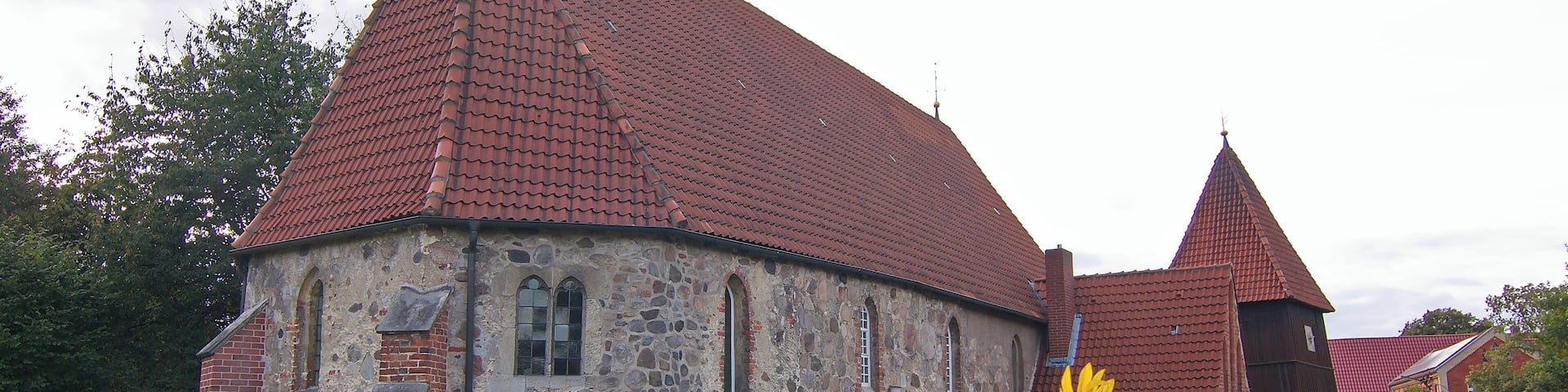 Die St.Marienkirche in Eldingen stammt aus dem 12. Jahrhundert und wurde als Feldsteinkirche errichtet