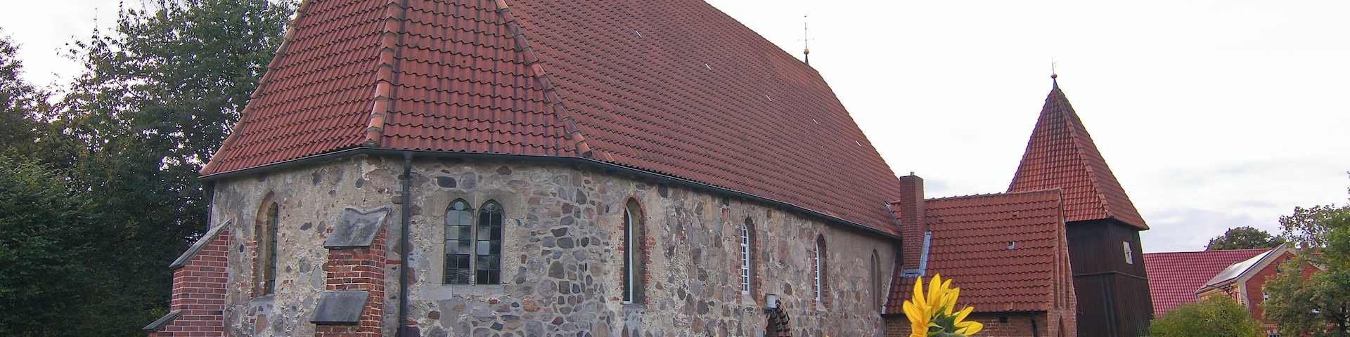 Die St.Marienkirche in Eldingen stammt aus dem 12. Jahrhundert und wurde als Feldsteinkirche errichtet