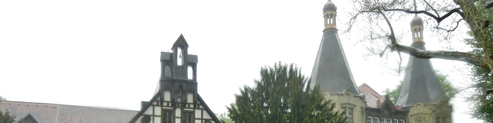 Schloss Hemmingen: 1852 wurde durch Baumeister Christian Friedrich Leins das mittelalterliche Alte Schloss und das Untere Schlösschen in Hemmingen aus dem Jahre 1709 zusammengefügt.