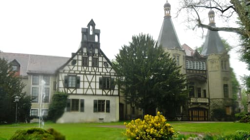Schloss Hemmingen: 1852 wurde durch Baumeister Christian Friedrich Leins das mittelalterliche Alte Schloss und das Untere Schlösschen in Hemmingen aus dem Jahre 1709 zusammengefügt.