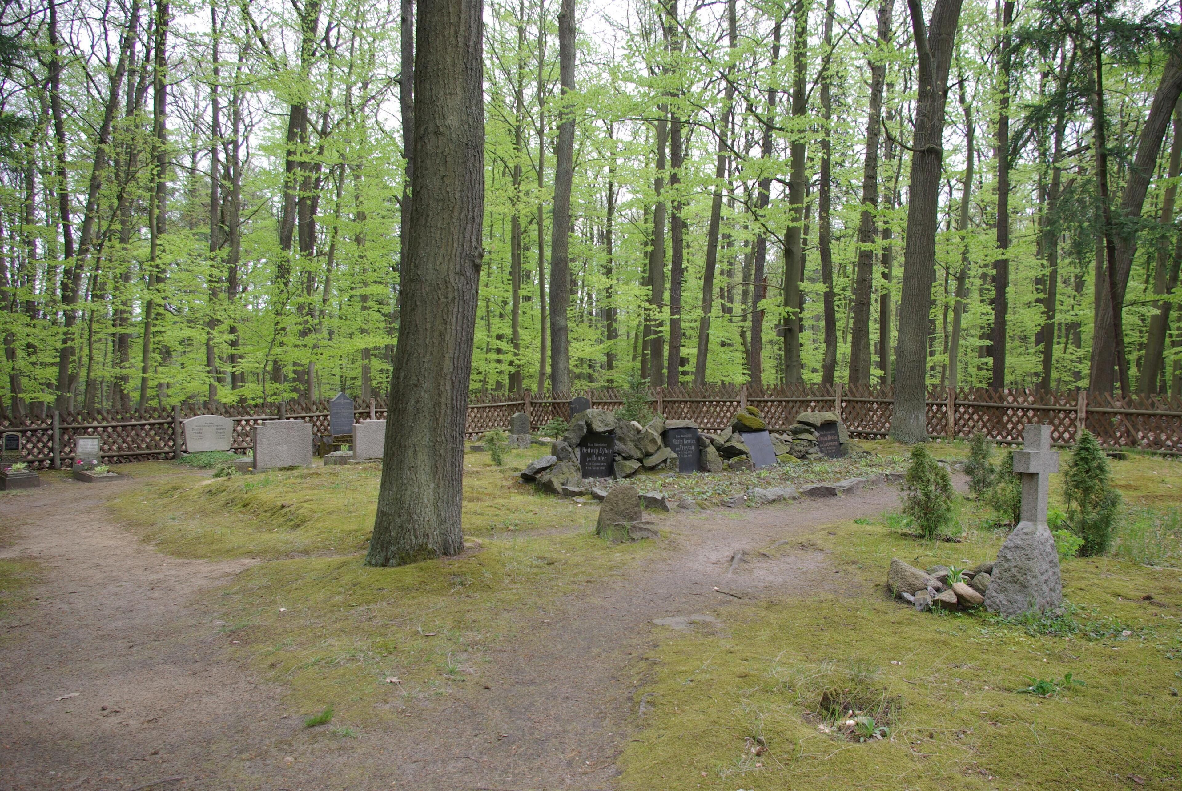 Siehdichum in Brandenburg. Der Försterfriedhof wurde für die Förster von Siehdichum angelegt. Zum Friedhof gehört auch ein Denkmal für die Gefallenen des Ersten Weltkrieges.