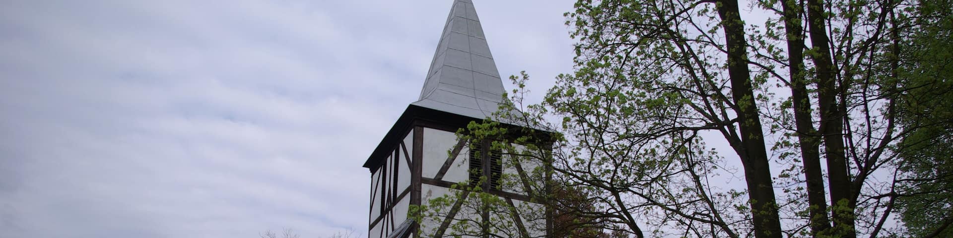 Siehdichum Ortsteil Rießen in Brandenburg. Die Kirche stammt aus dem 17. Jahrhundert. Sie steht unter Denkmalschutz.