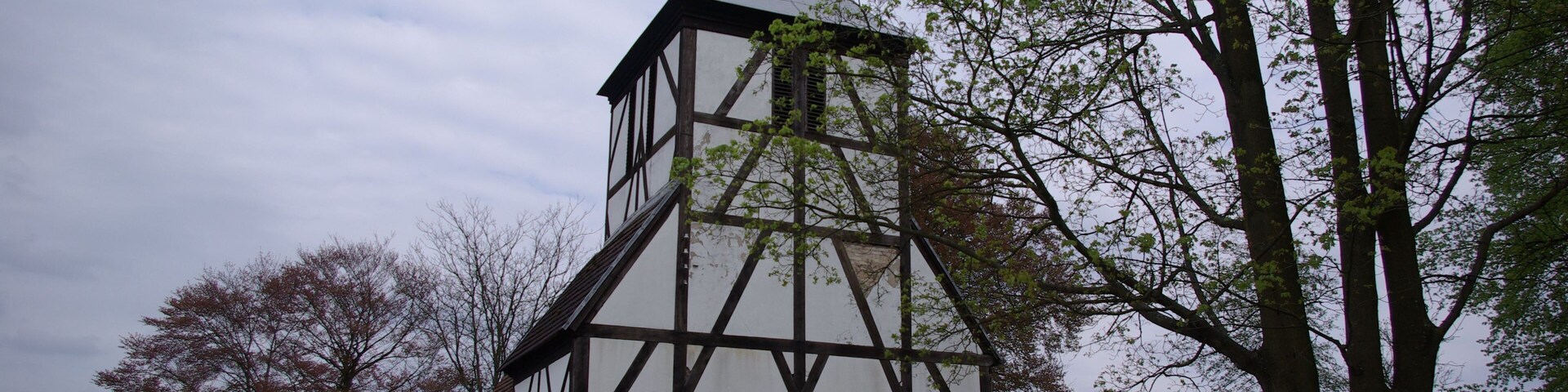 Siehdichum Ortsteil Rießen in Brandenburg. Die Kirche stammt aus dem 17. Jahrhundert. Sie steht unter Denkmalschutz.