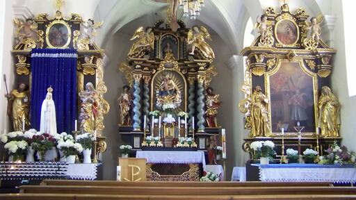 Oberpöring, Maria BĂŒrg 2. Wallfahrtskirche. Kleiner barocker Saalbau mit eingezogenem Chor und Dachreiter, um 1690; mit Ausstattung.