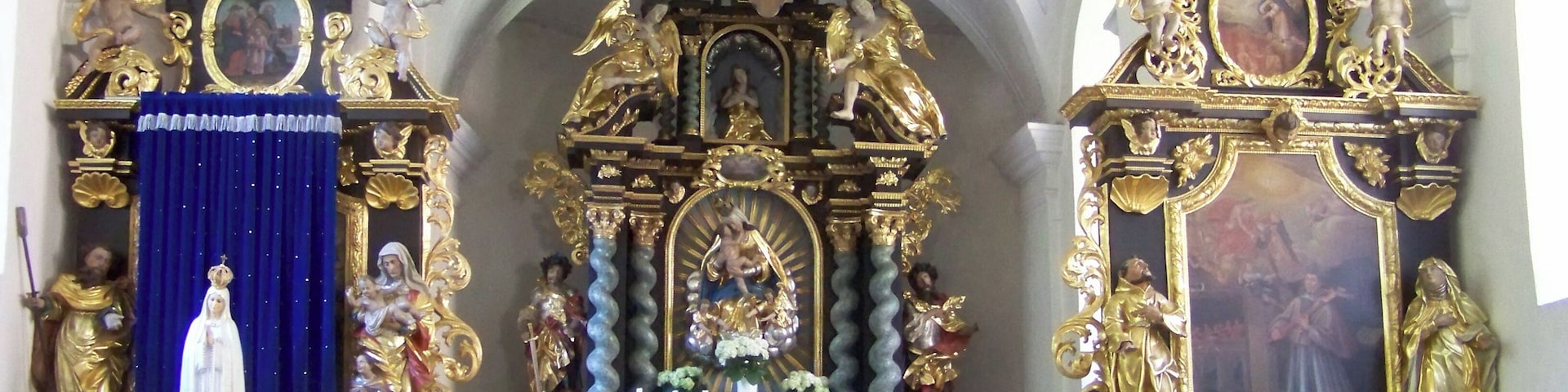 Oberpöring, Maria Bürg 2. Wallfahrtskirche. Kleiner barocker Saalbau mit eingezogenem Chor und Dachreiter, um 1690; mit Ausstattung.