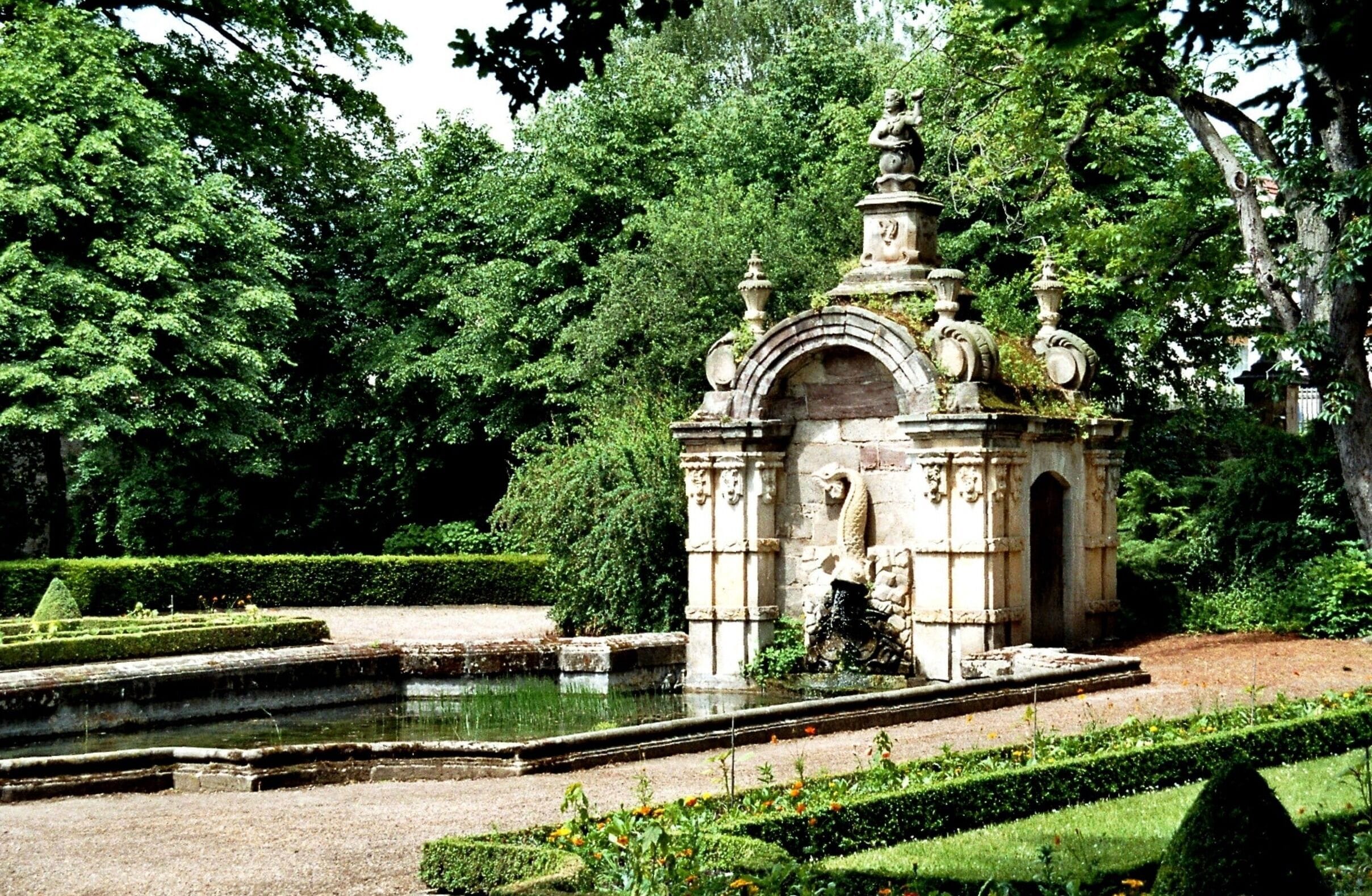 Oßmannstedt, the dolphin fountain