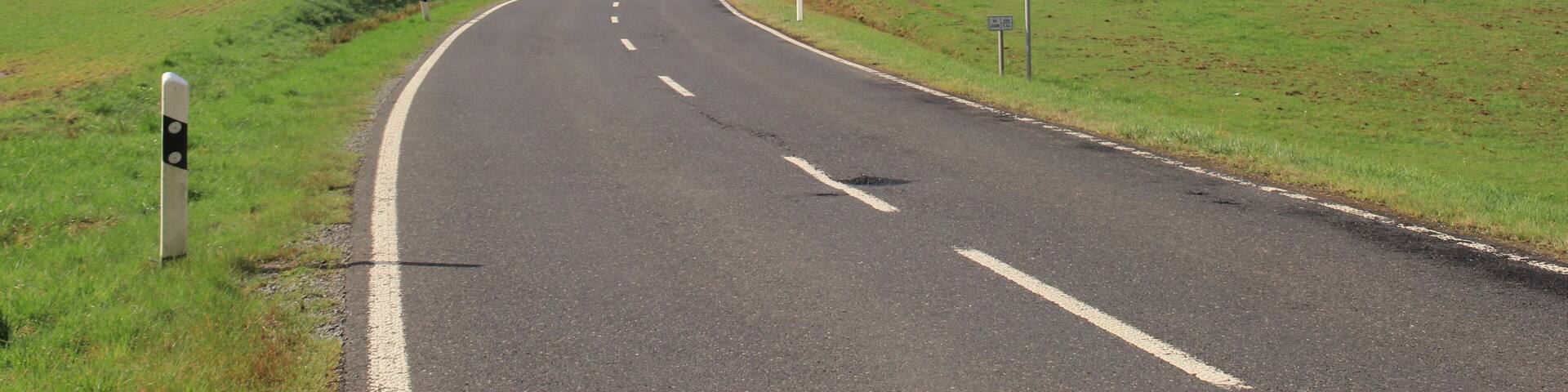 Die Staatsstraße 2306 bei Geiselbach, Bayern
