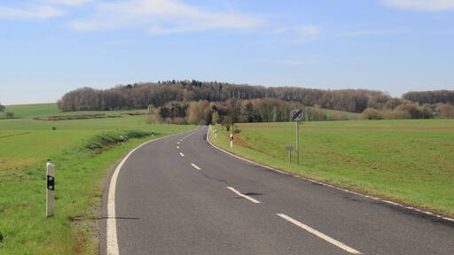Die Staatsstraße 2306 bei Geiselbach, Bayern