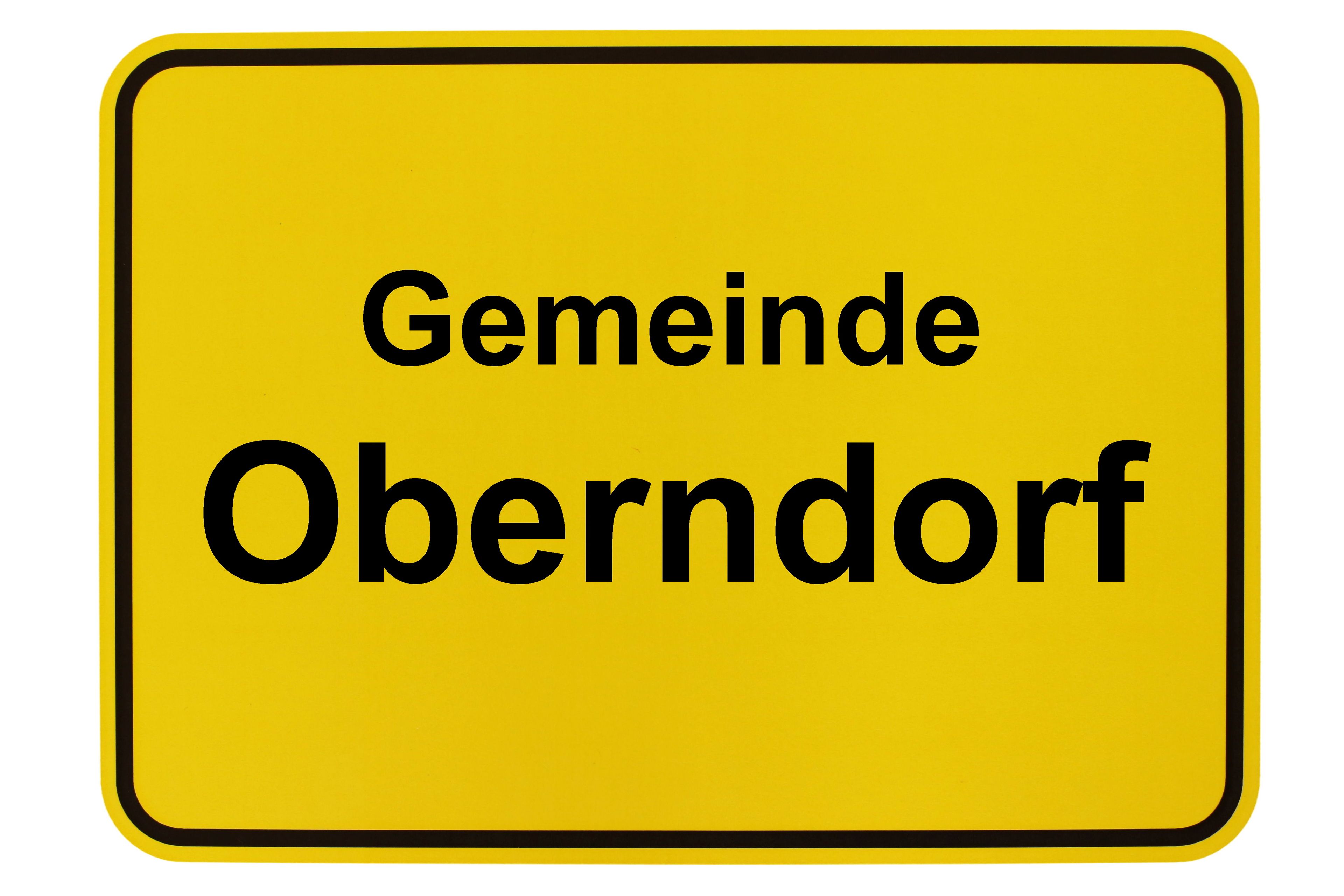 Ein gelbes Schild mit dem schwarzen Schriftzug 'Gemeinde Oberndorf'.