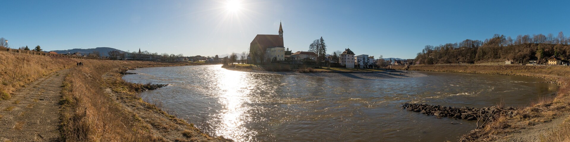 Panorama mit der Stadt Laufen und Fluss Salzach im Berchtesgadener Land