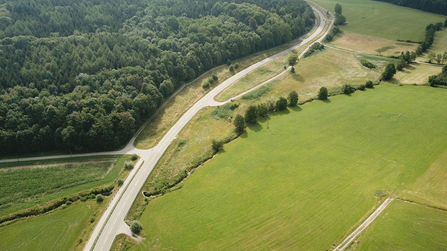 Staatsstrasse 2017 zwischen Forsthofen (Ettringen) und Scherstetten. Im Vordergrund das Flussbett der jungen Schmutter