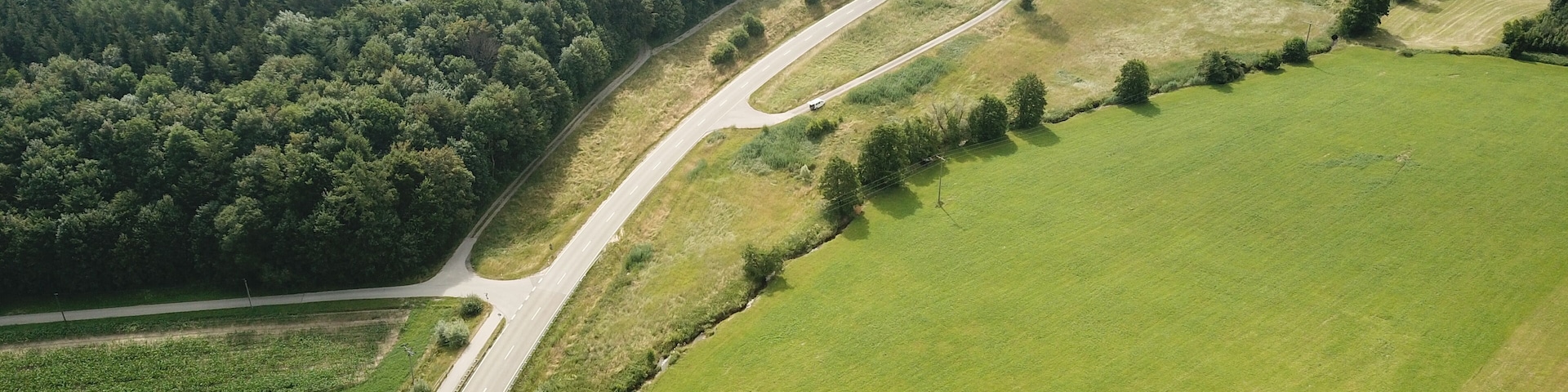 Staatsstrasse 2017 zwischen Forsthofen (Ettringen) und Scherstetten. Im Vordergrund das Flussbett der jungen Schmutter