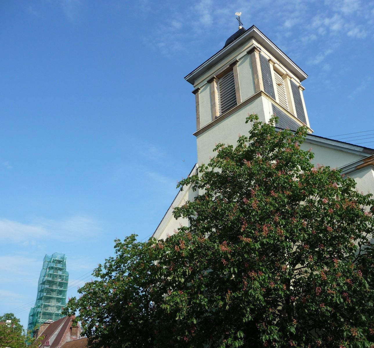 Türme der katholischen und der protestantischen Kirche