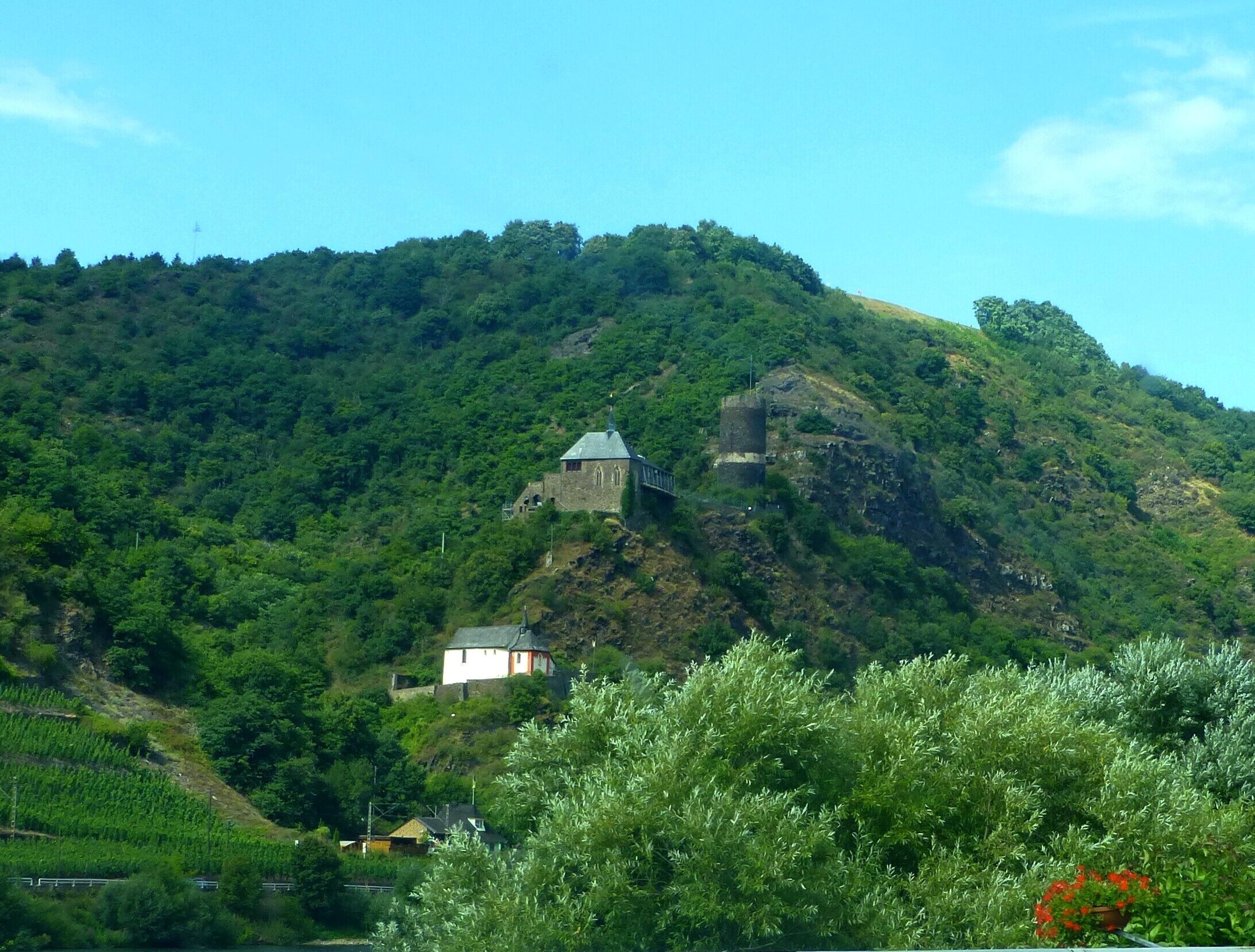 Lasserg an der Mosel - Burg Bischofstein und Pauluskapelle